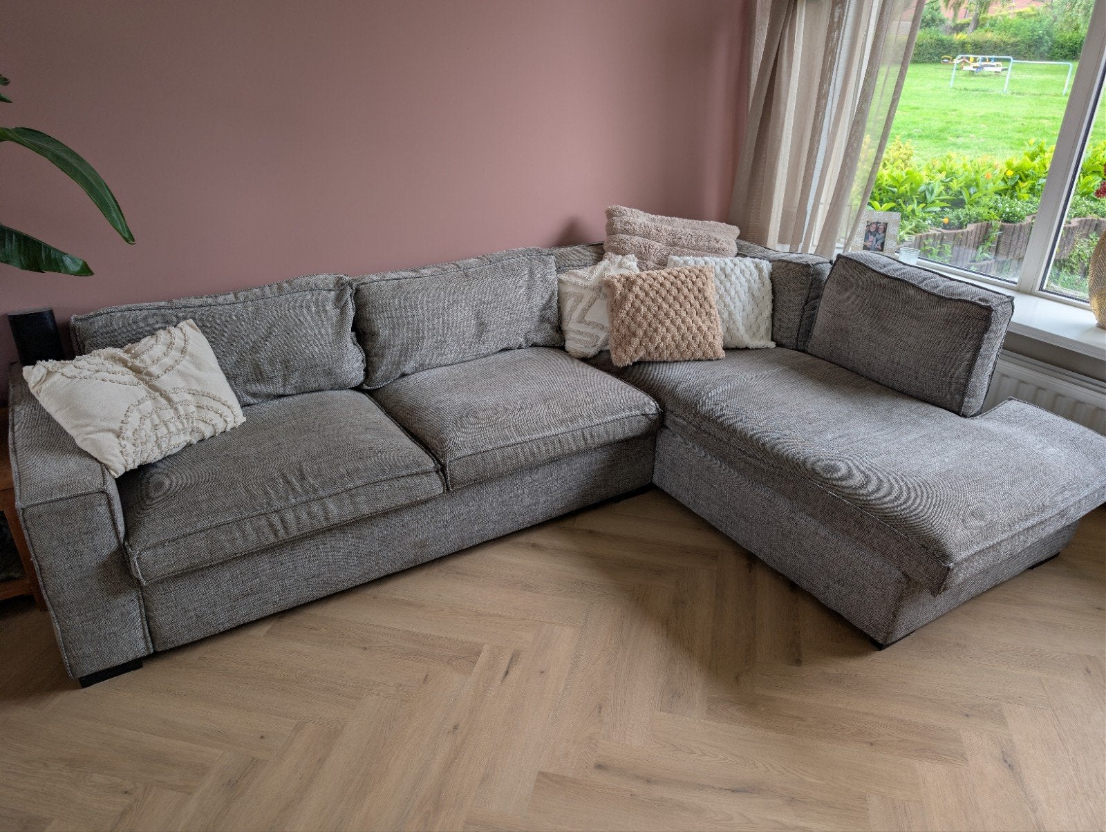 Basic Label Hoekbank Grijs - 284x195 cm, Huis en Inrichting, Banken | Bankstellen, Ophalen, 250 tot 300 cm, Gebruikt, Hoekbank