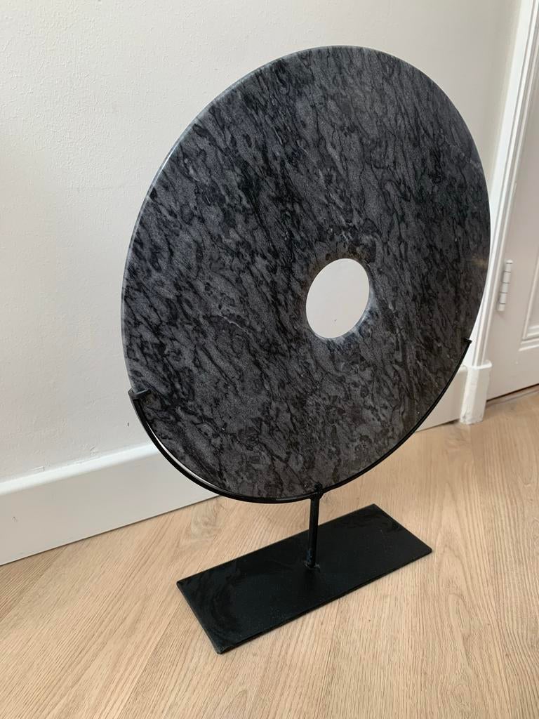 Modern marmeren sculptuur op standaard, Ophalen, Nieuw