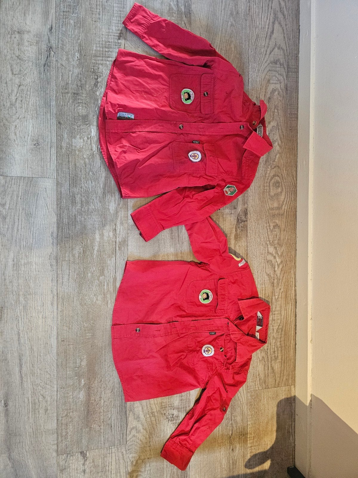 2 Rode blouses scouting zonder de badges, Kinderen en Baby's, Ophalen, Gebruikt, Scoutfit, Jongen of Meisje