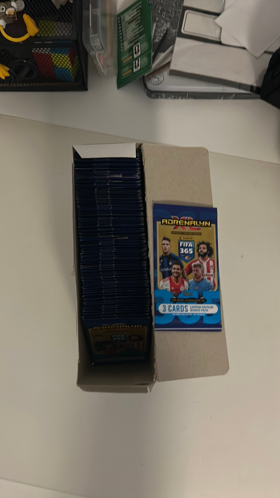 100x Panini Fifa 365 2023 Limited Edition Packs, Ophalen of Verzenden, Zo goed als nieuw, Buitenlandse clubs, Poster, Plaatje of Sticker