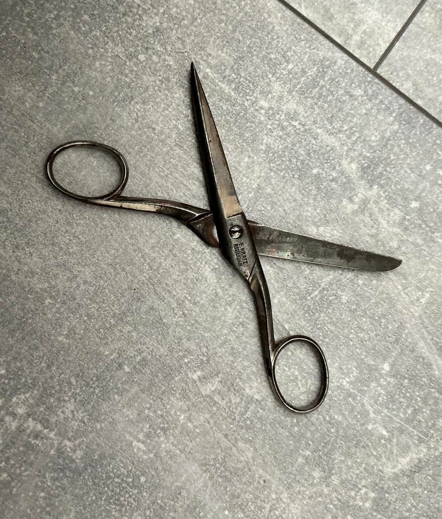 ANTIEKE SCHAAAR  Gemerkt E. KRATZ, Verzenden