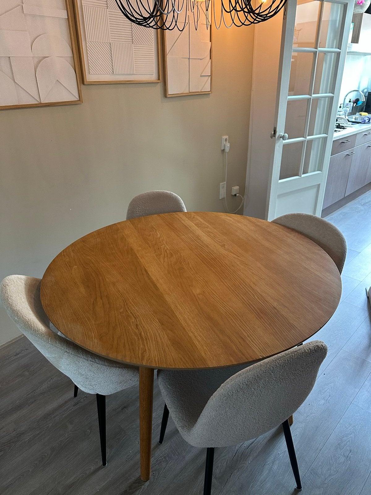 Ronde eettafel met 4 beige bouclé eetkamerstoelen, Huis en Inrichting, Ophalen, Gebruikt, 100 tot 150 cm, Rond