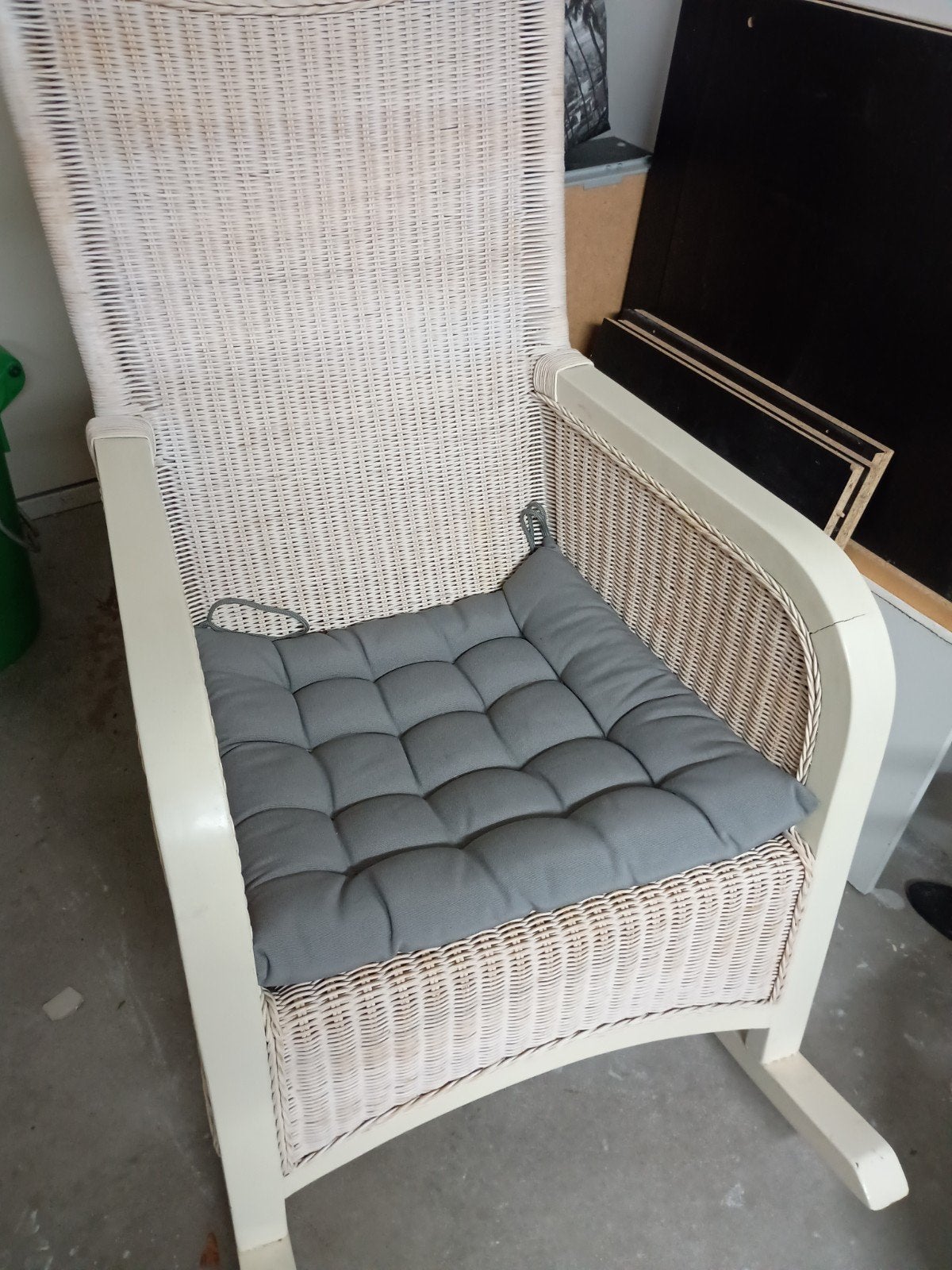Comfortabele rieten schommelstoel met kussen, Huis en Inrichting, Stoelen, Gebruikt, Wit, Riet of Rotan, Ophalen of Verzenden