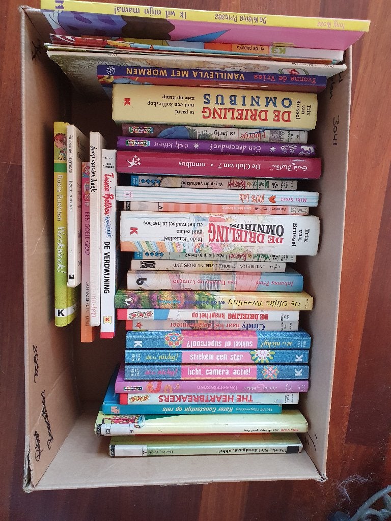 HELE DOOS MET VOORNAMELIJK MEIDEN BOEKEN, Ophalen, Gelezen