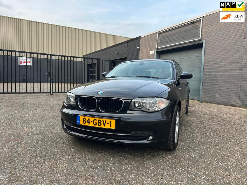 BMW 1-serie 116i Business Line Clima Cruise Navi Leer LM-Wie, 1-Serie, Achterwielaandrijving, Gebruikt, 4 cilinders