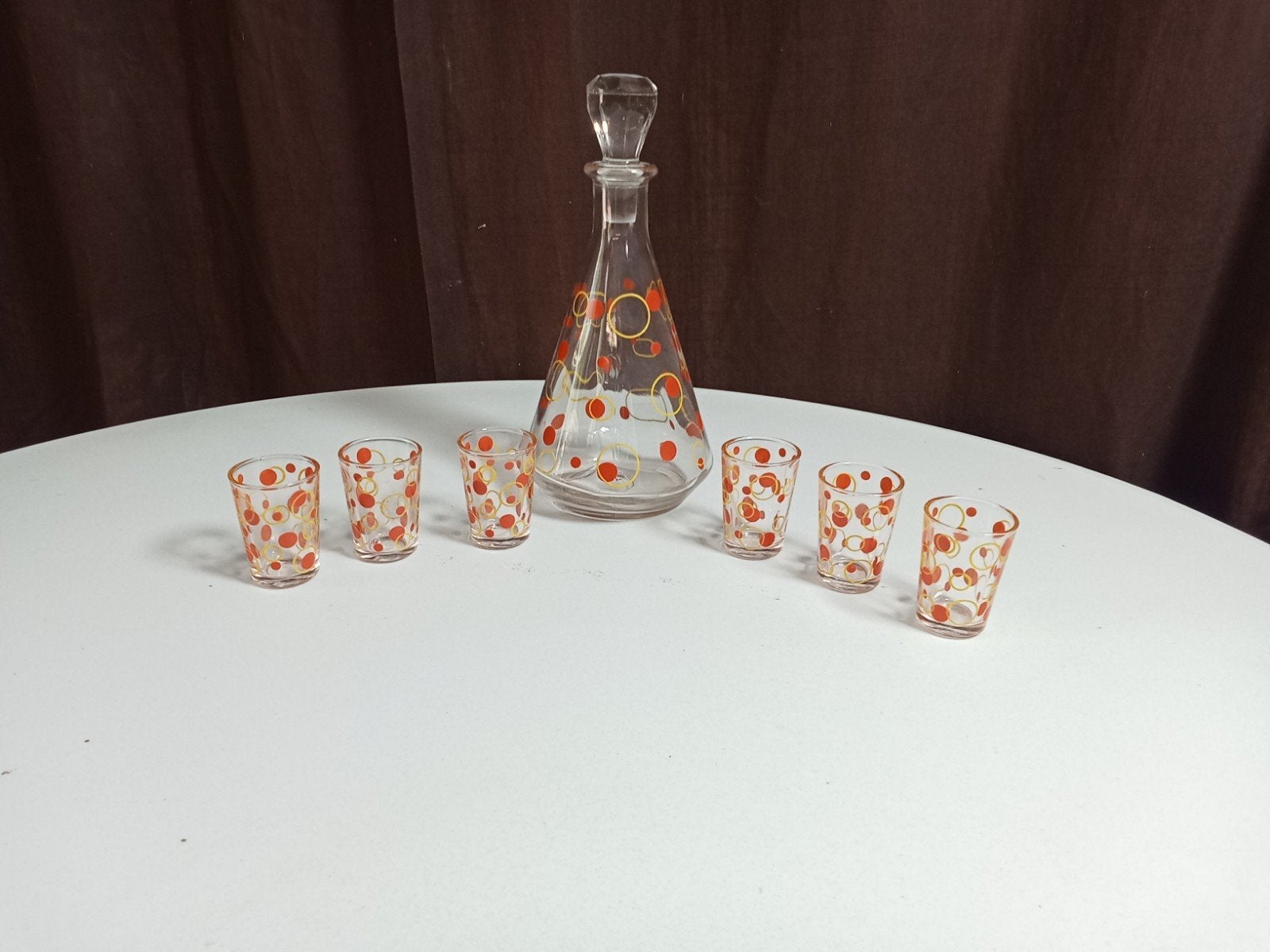Vintage karaf met 6 borrelglaasjes, oranje/geel stippen, Antiek en Kunst, Antiek | Glas en Kristal, Ophalen