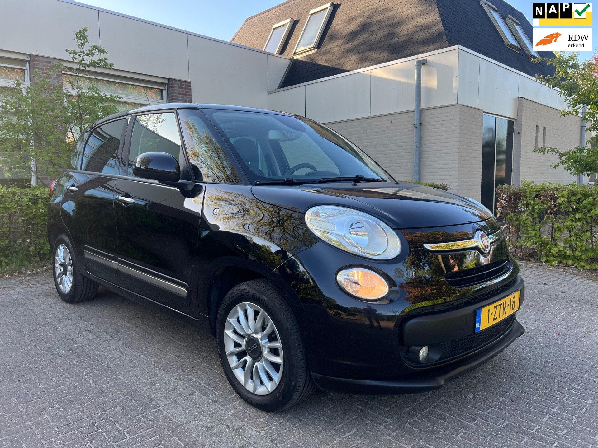 Fiat 500 L 0.9 TwinAir Lounge 5DR PANO BJ2015 KM NAP !, Auto's, Gebruikt, Euro 6, Leder en Stof, Zwart