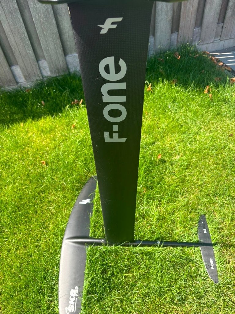 F-One foil - SK8 750 Carbon - zo goed als nieuw, Foil, Ophalen of Verzenden, Zo goed als nieuw, 4 m² of minder