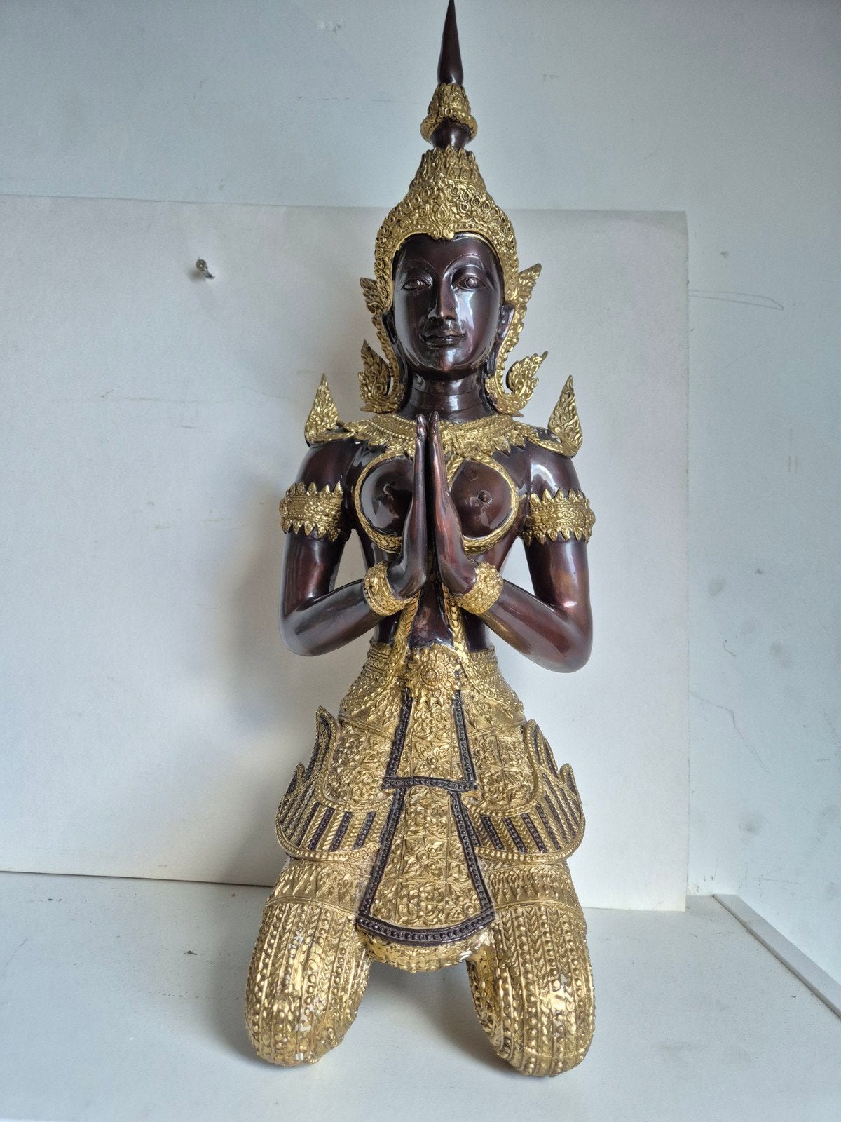 Grote bronzen Thaise knielende Boeddha sculptuur (57 cm), Handgemaakt, Overige materialen, Beeld, Azië