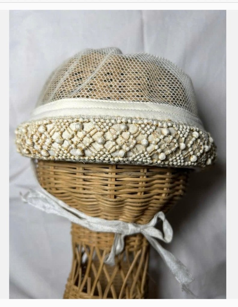 Oud Antiek mutsje bonnet met bijz. rand kraaltjes haakwerk, Antiek en Kunst, Antiek | Kleding en Accessoires, Ophalen of Verzenden