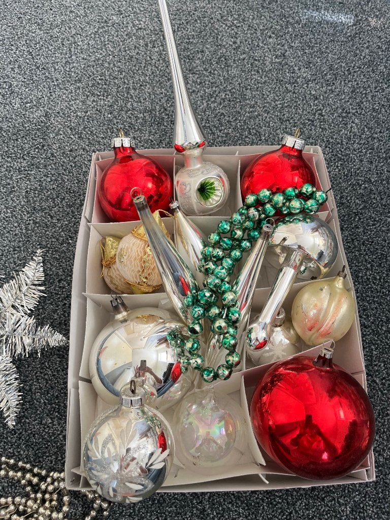 Doosje antieke kerstballen zilver/rood/groen, Diversen, Kerst, Ophalen of Verzenden, Gebruikt