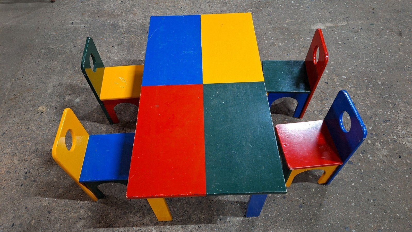 Kleurrijke kindertafel met 4 stoeltjes, Ophalen of Verzenden, Gebruikt, Tafel(s) en Stoel(en)