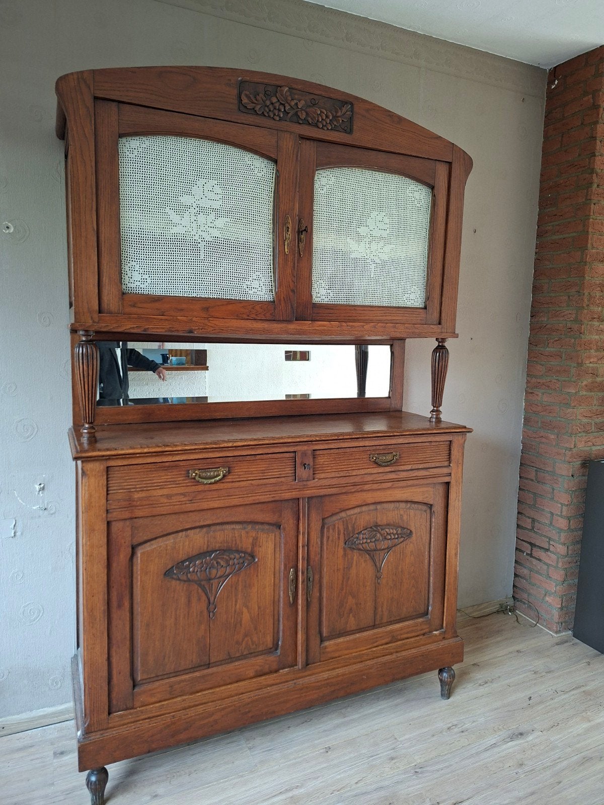 Antieke houten buffetkast met spiegel en houtsnijwerk, Ophalen