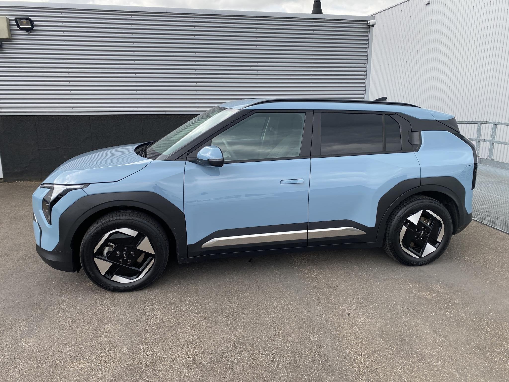Kia EV3 Plus 81.4 kWh Nette auto, lage KM stand, dodehoekdet, Auto's, Stof, Blauw, Origineel Nederlands, 204 pk