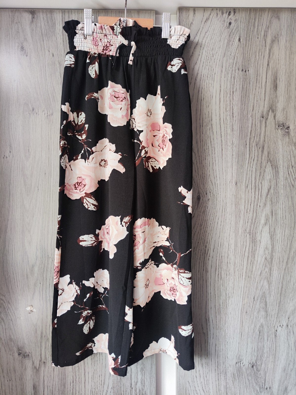 Zwarte wijde broek met bloemenprint - Maat 134, Broek, Meisje, Shein, Ophalen of Verzenden