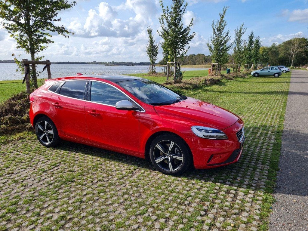 Volvo V40 1.5 T3 R-Design Polar+Sport|Pano Dak| Park Assist, 1498 cc, Zwart, 4 cilinders, 700 kg