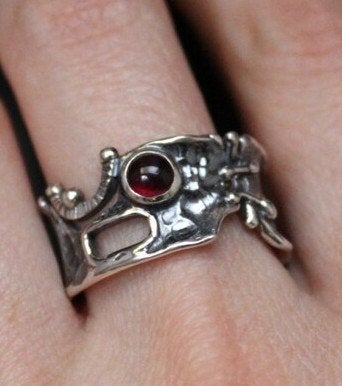 **SALE**  Stoere zilveren bewerkte ring met dieprode granaat, Verzenden, 19 tot 20, Nieuw, Dame of Heer