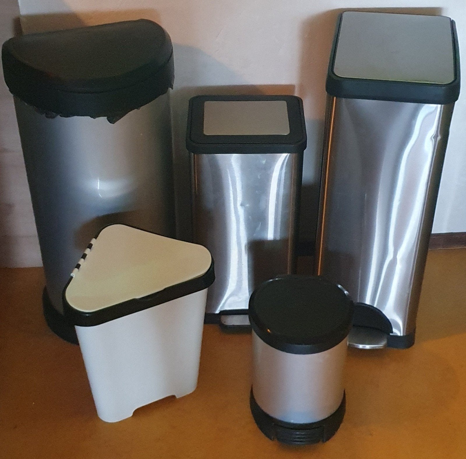 Set van 4 RVS en kunststof prullenbakken, Ophalen