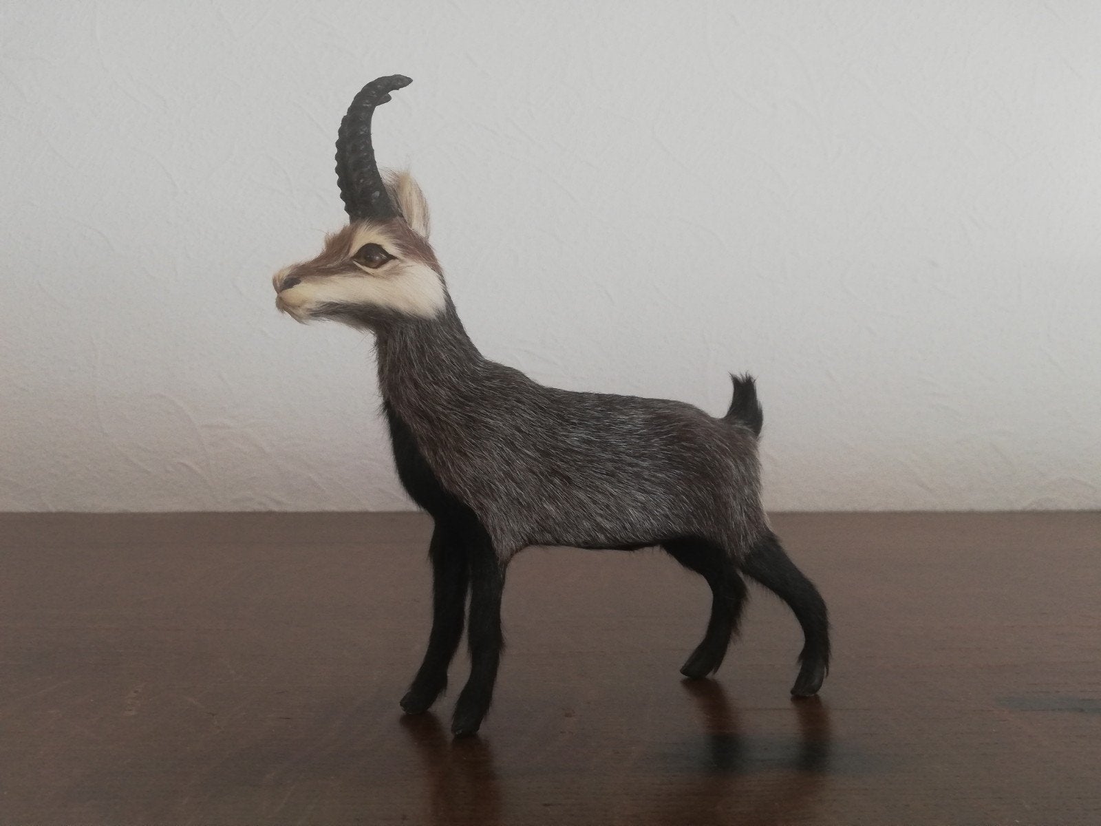 Gemzenbok - imitatie beeldje., Verzamelen, Ophalen of Verzenden, Zo goed als nieuw, Wild dier, Beeldje of Figuurtje