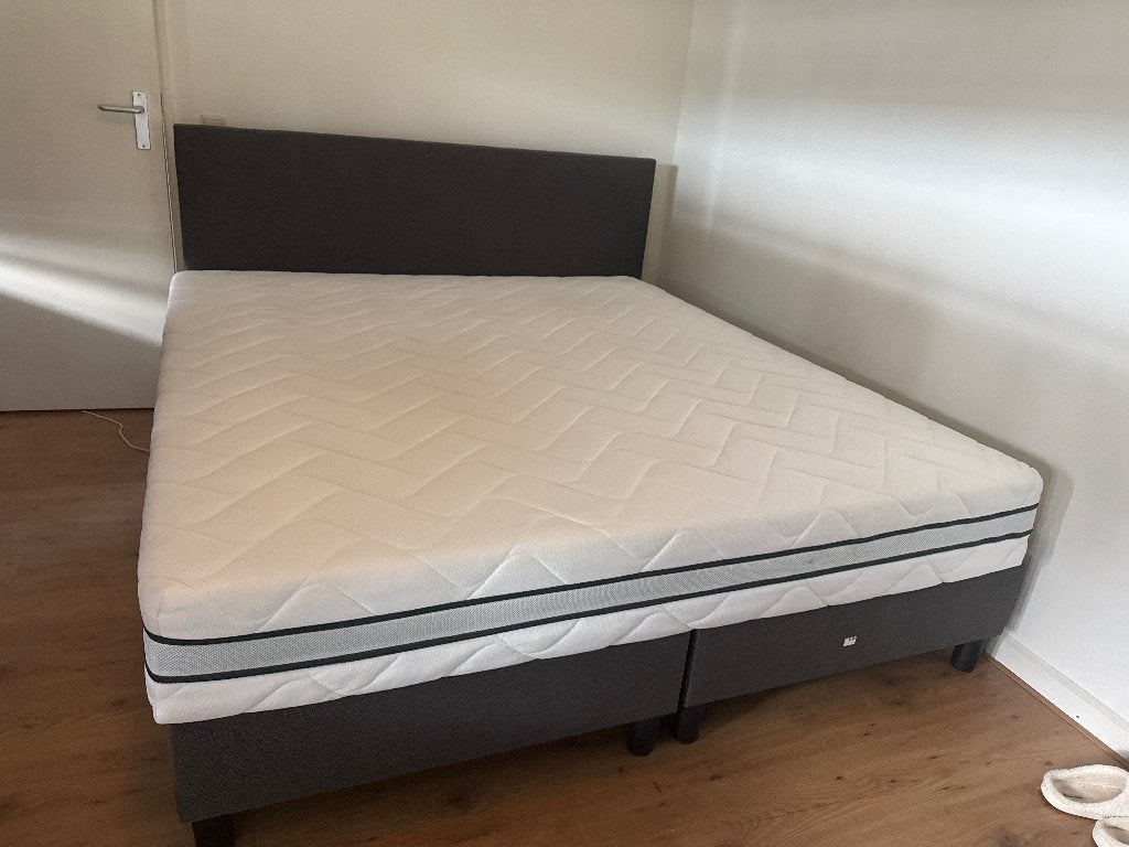 Bed met matras 180x200, Ophalen, Overige materialen, Tweepersoons, Zo goed als nieuw