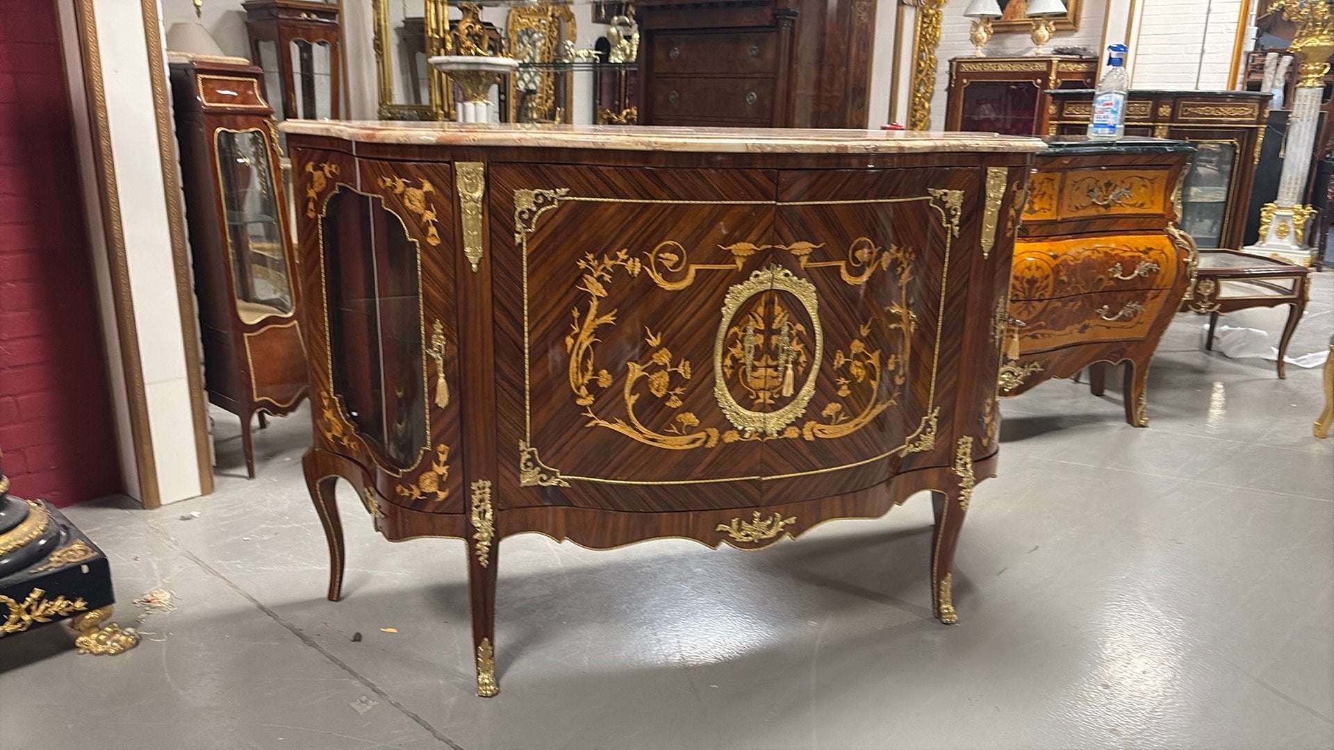 Kast vitrine gebogen met 2  glasdeuren modell Henriette, Huis en Inrichting, Ophalen of Verzenden, Zo goed als nieuw