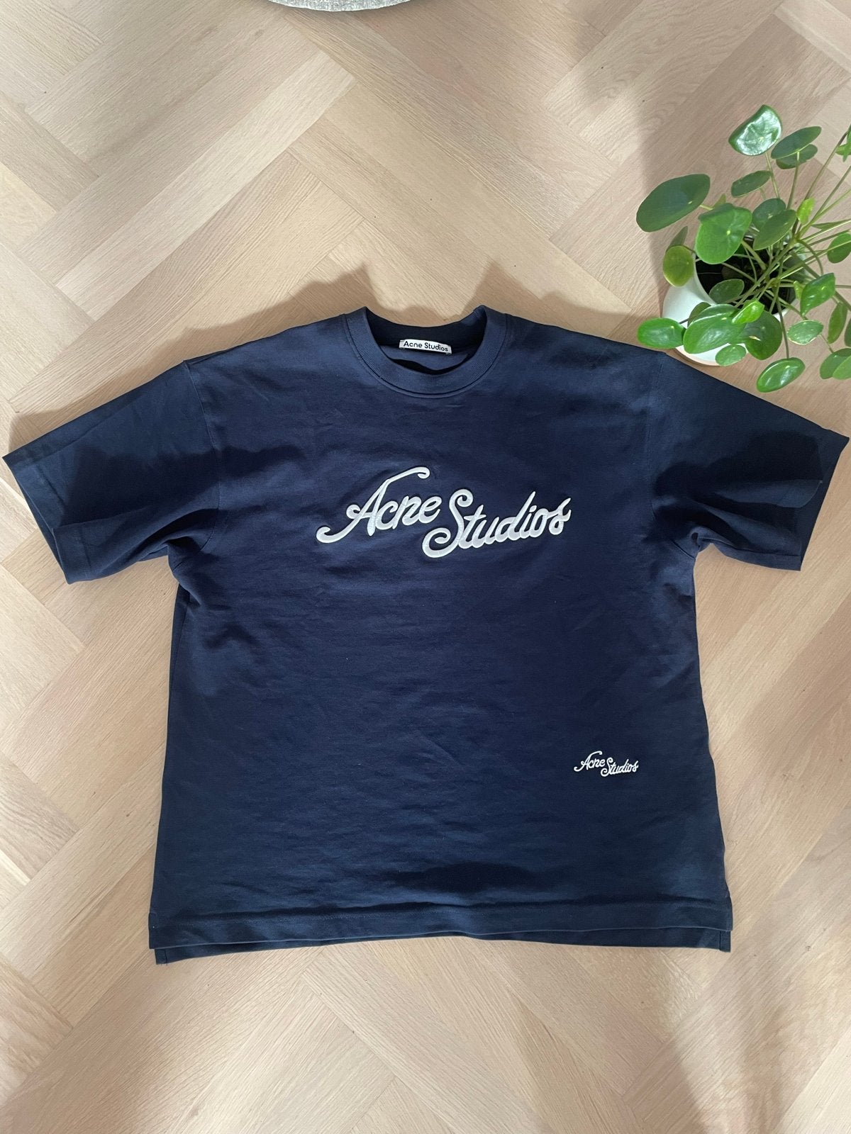 Acne Studios T-shirt - Donkerblauw met geborduurd logo, Verzenden, Zo goed als nieuw, Maat 56/58 (XL), Blauw