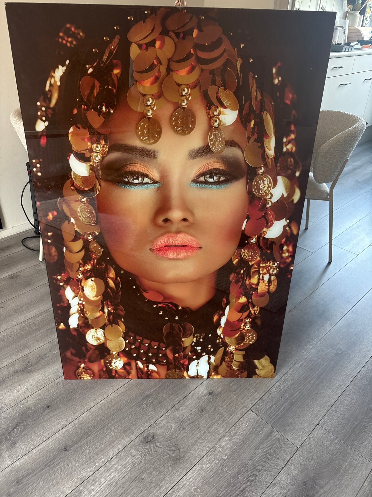 Prachtig schilderij van vrouw met gouden munten, Antiek en Kunst, Kunst | Schilderijen | Modern, Ophalen, Print, Overige materialen