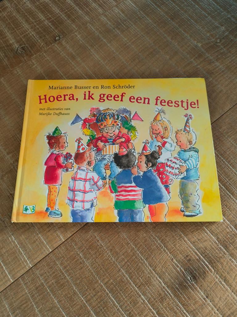 Hoera, ik geef een feestje! - Marianne Busser & Ron Schröder, Ophalen of Verzenden, Zo goed als nieuw, Marianne Busser en Ron Schröder