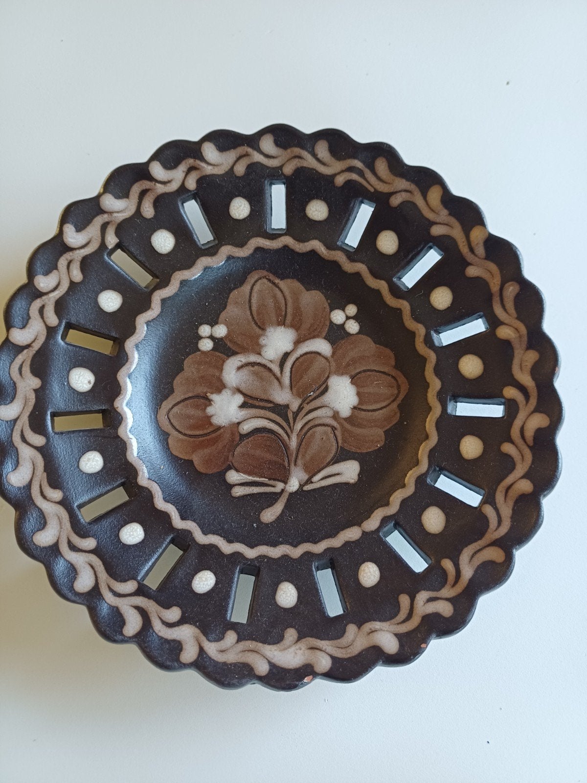 Decoratief bord met bloemmotief, handgeschilderd, Antiek en Kunst, Ophalen of Verzenden