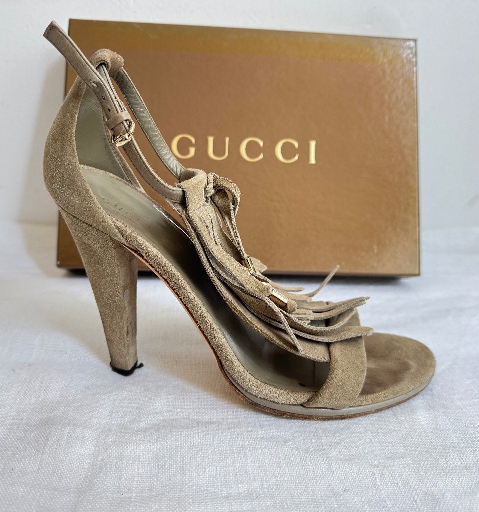 Gucci 38,5 sandaal suede beige, Kleding | Dames, Schoenen, Ophalen of Verzenden, Zo goed als nieuw, Beige, Sandalen of Muiltjes