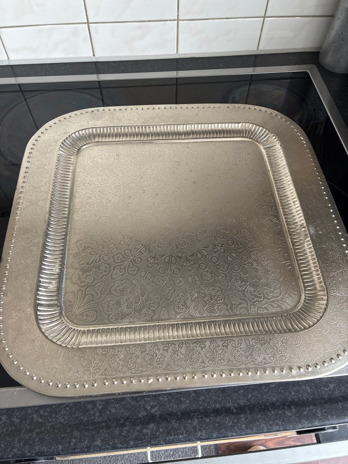 Decoratieve metalen dienblad met reliëf, Huis en Inrichting, Woonaccessoires | Dienbladen, Ophalen of Verzenden, Gebruikt, Vierkant