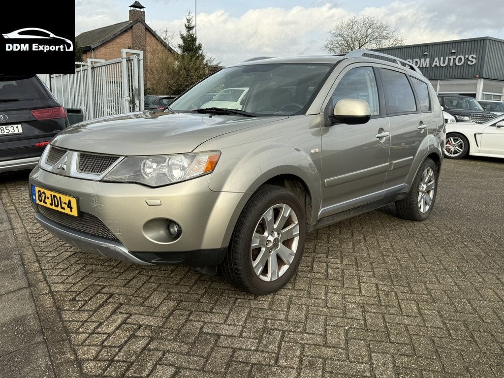 Mitsubishi Outlander DI-D 4X4 | Navi | LMV | Airco | PDC | P, Auto's, Mitsubishi, Stof, 2000 kg, 7 stoelen, Beige