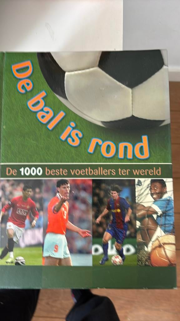 De bal is rond: De 1000 beste voetballers ter wereld, Boeken, Sportboeken, Zo goed als nieuw, Balsport, Ophalen of Verzenden