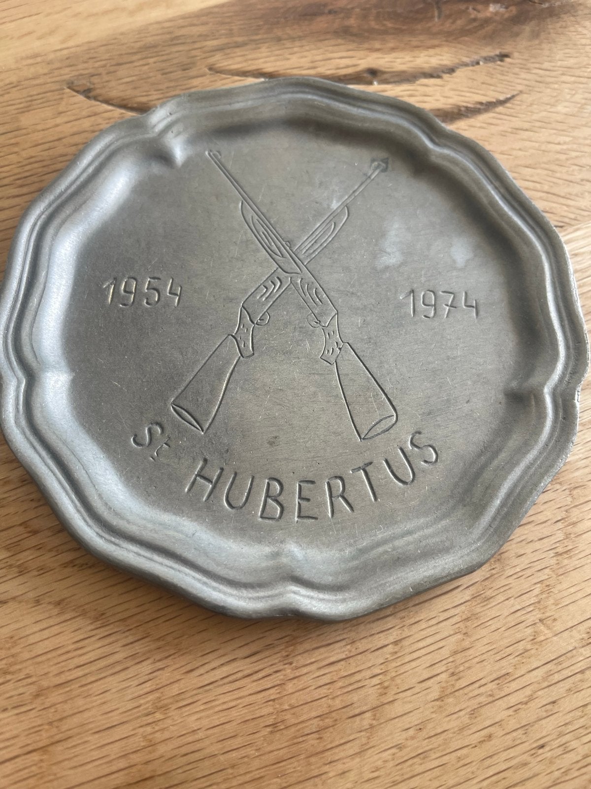 Vintage tinnen St. Hubertus bord 1954–1974 – jacht / geweren, Ophalen of Verzenden