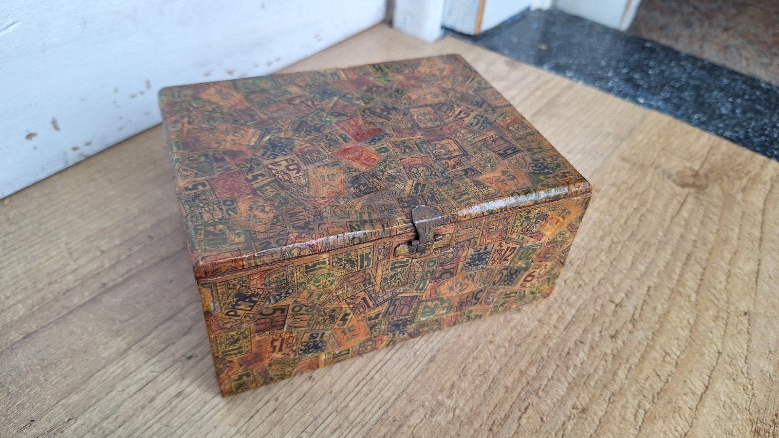 kistje beplakt met controlezegels uit 2e wereldoorlog, Verzamelen, Militaria | Tweede Wereldoorlog, Verzenden, Nederland, Kist of Geocache