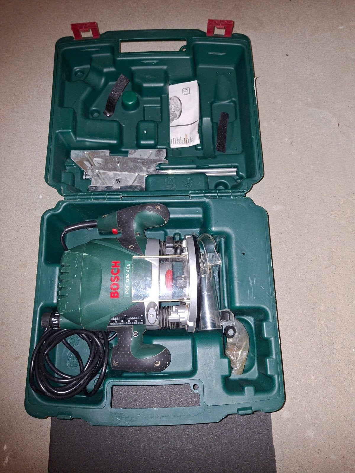 Bosch bovenfrees met 19-delige originele freesjesset, Ophalen of Verzenden, Zo goed als nieuw, Bovenfrees, Bosch
