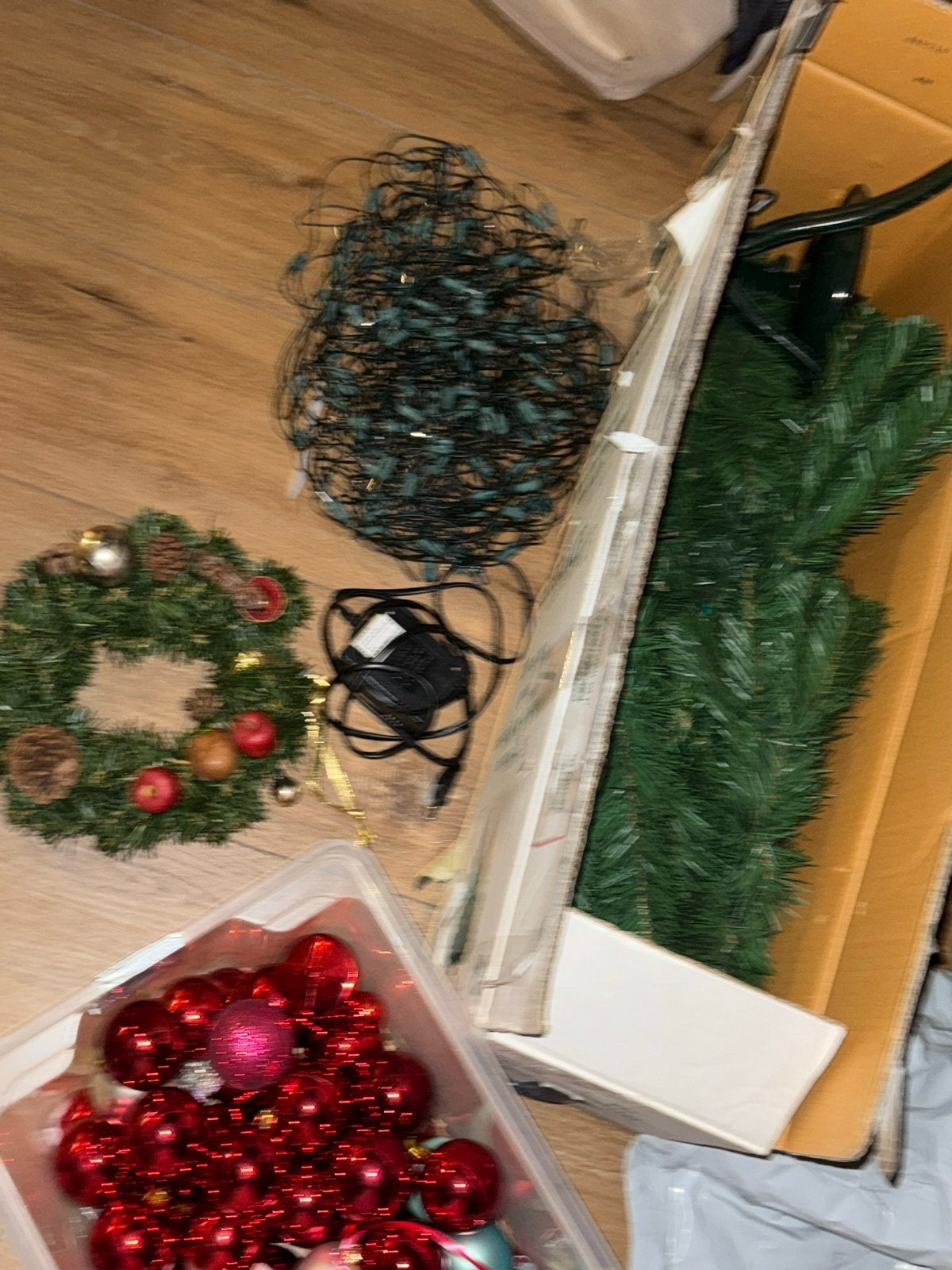 Kerstboom inclusief kerstballen , kransje en verlichting, Ophalen of Verzenden