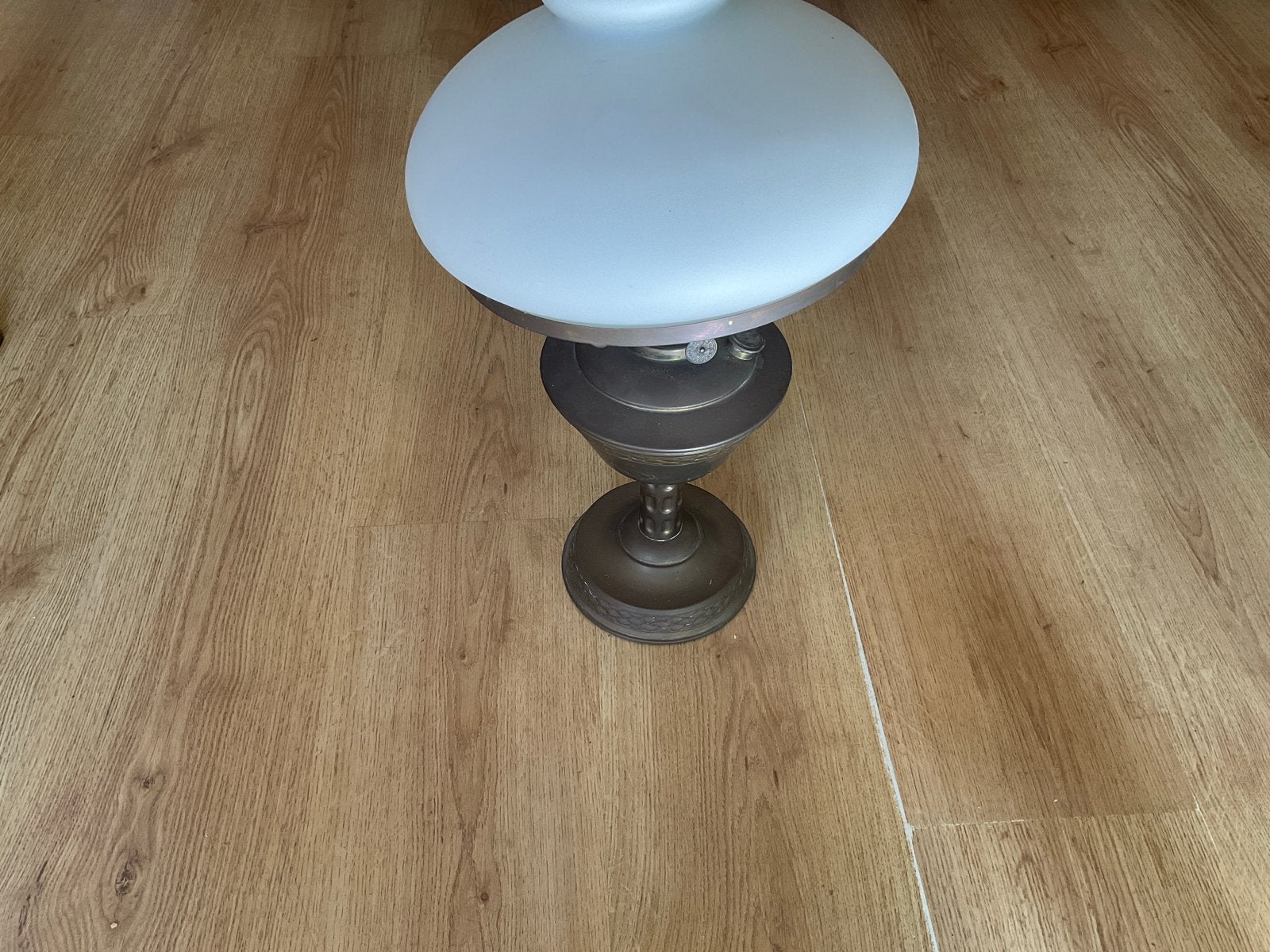 Antieke koperen olielamp met glazen kap, Antiek en Kunst, Ophalen