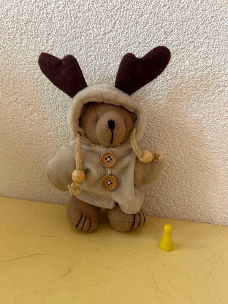 Vintage mini pluche teddybeer met eland jasje gewei, Beer, Ophalen of Verzenden, Zo goed als nieuw, Met kleding of accessoire