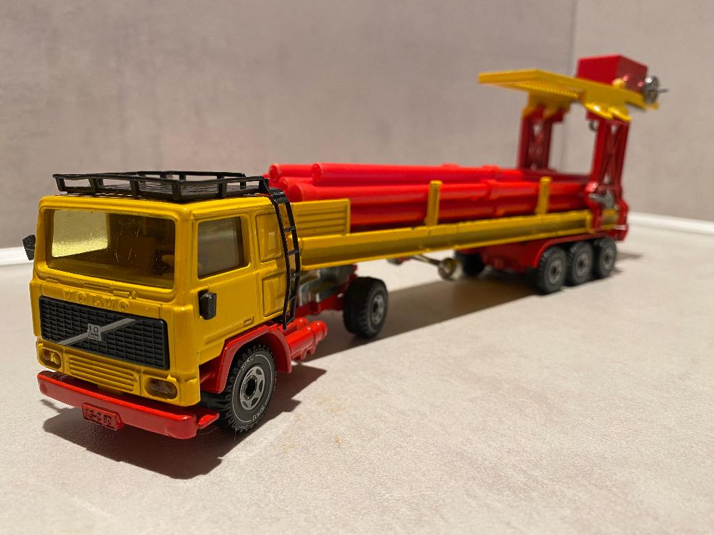 Mooie Siku Volvo F10 Turbo6 Pijptransporter, Ophalen of Verzenden, Gebruikt, Bus of Vrachtwagen