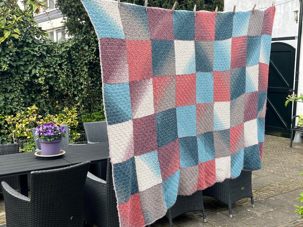 Gehaakte sprei lapjesdeken woondeken pastel kleuren, Ophalen of Verzenden, Zo goed als nieuw