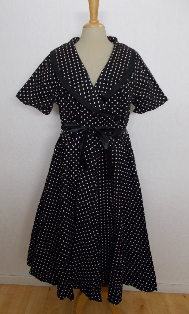 Mooie zwarte dots jurk van Hell Bunny! XL, Verzenden, Zwart, Maat 46/48 (XL) of groter, Zo goed als nieuw