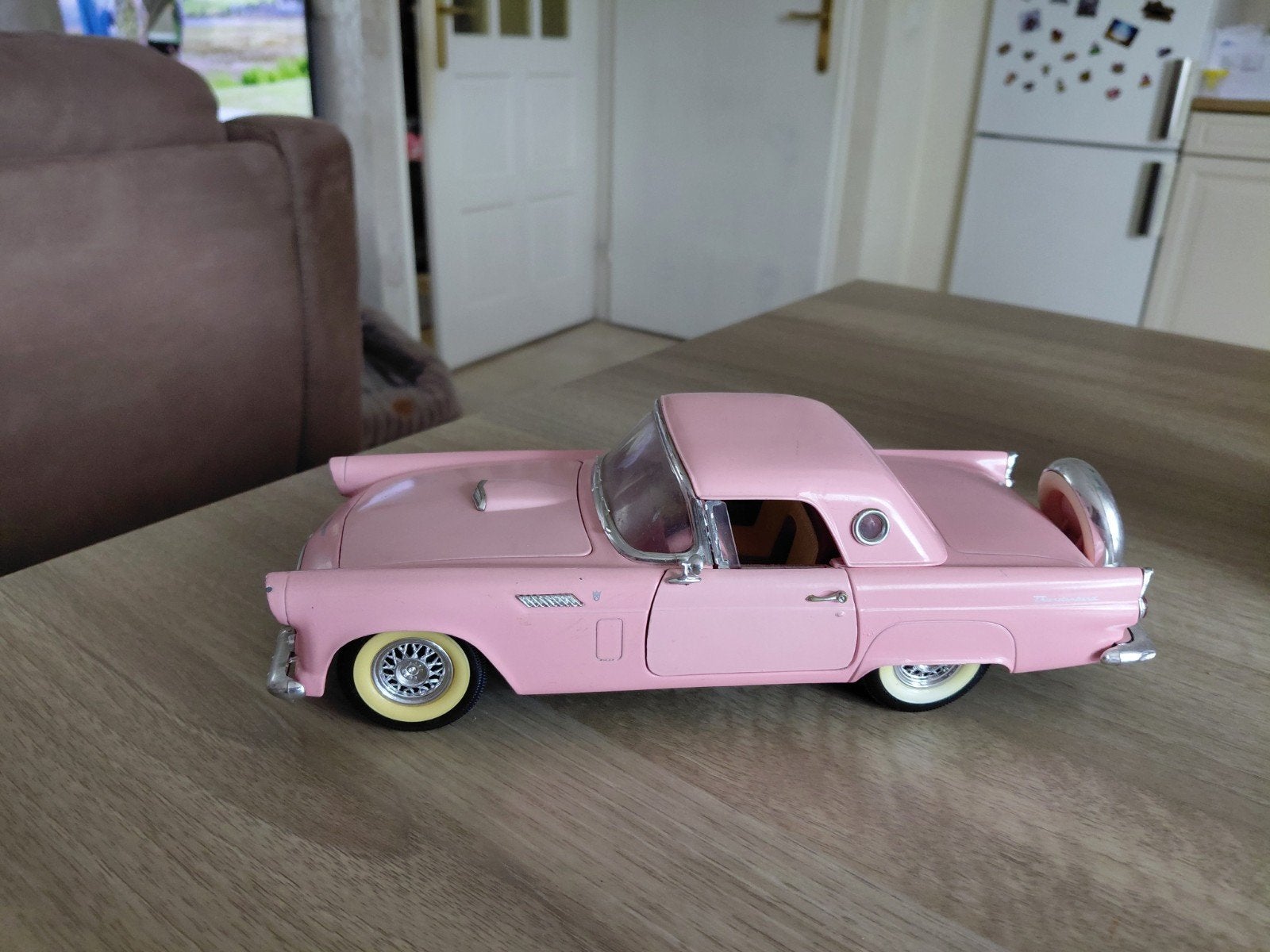 roze ford thunderbird 1:18, Hobby en Vrije tijd, Ophalen of Verzenden, Gebruikt, Auto, Revell