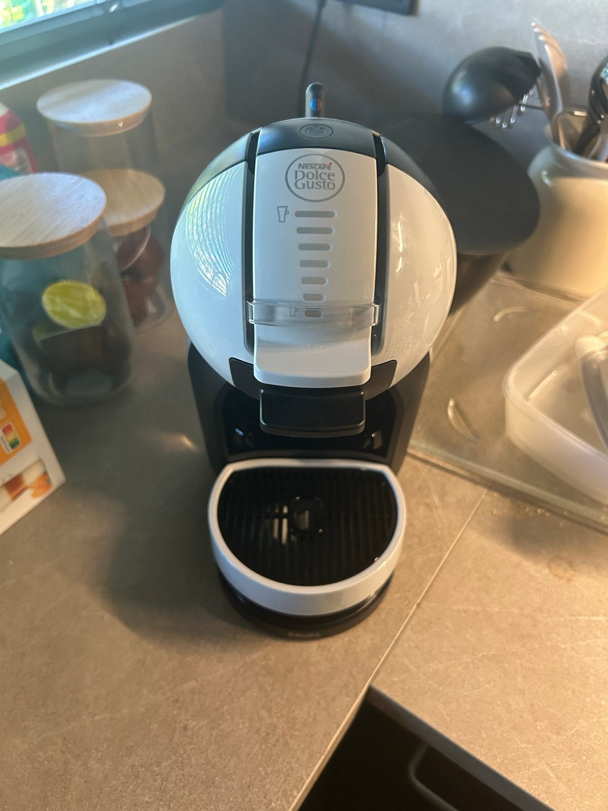 Dolce Gusto Krups koffiezetapparaat met cups, Ophalen, Zo goed als nieuw, Koffiemachine, Koffiepads en cups