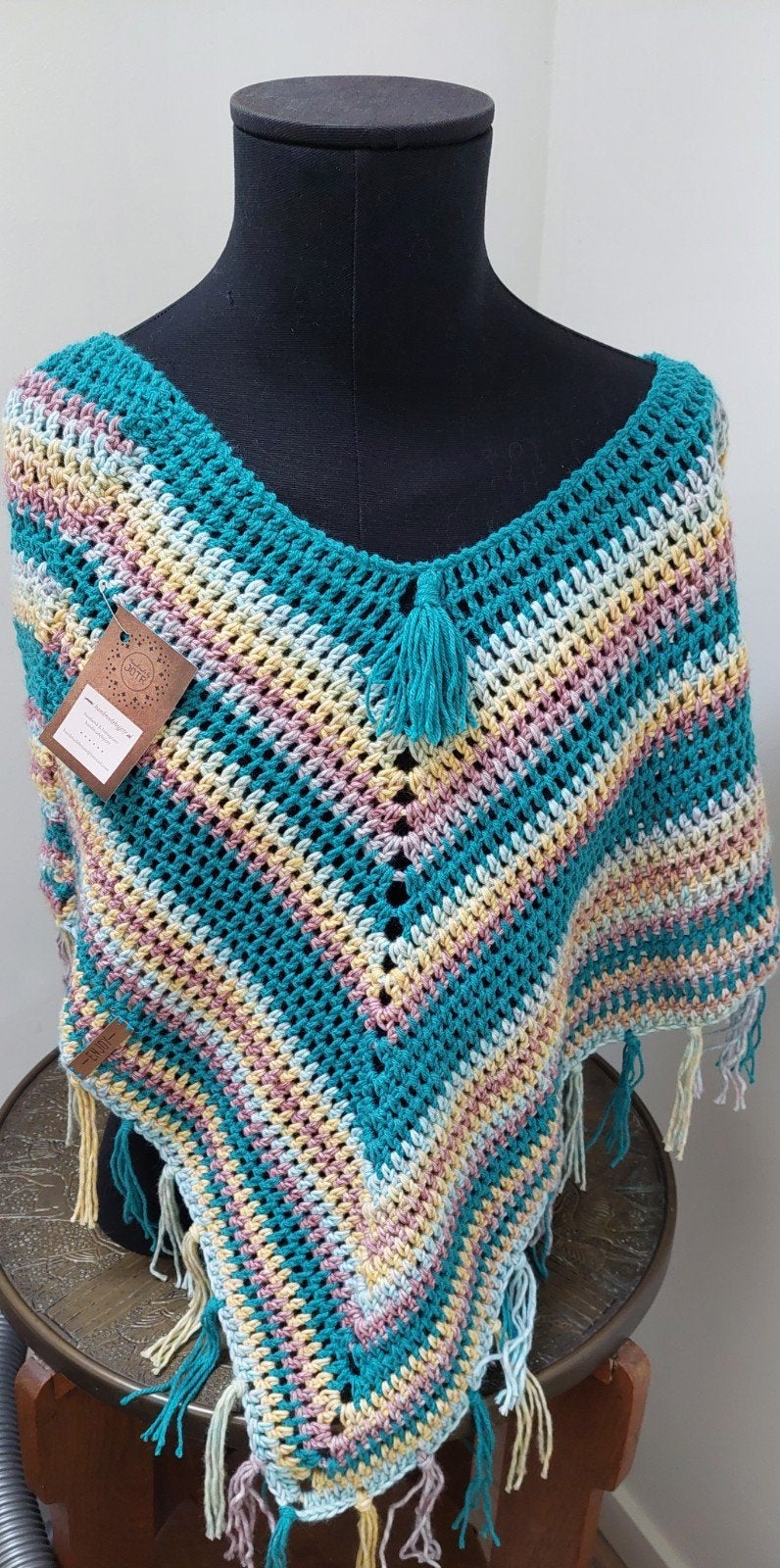Nieuwe gehaakte poncho 1 maat turquoise roze, Kleding | Dames, Handgemaakt, Ophalen of Verzenden, Nieuw