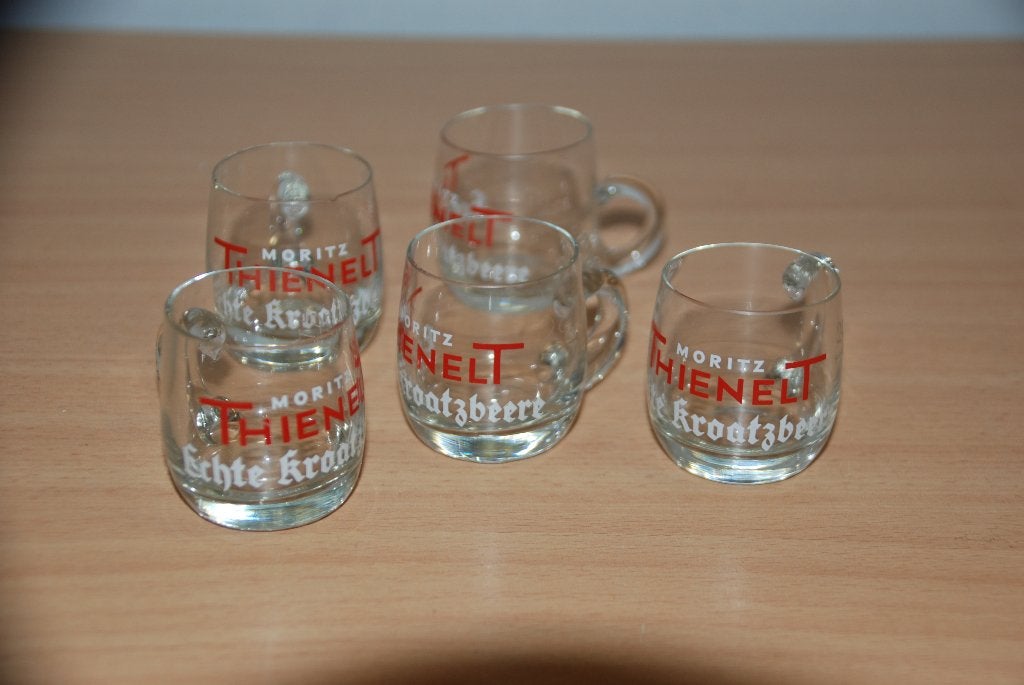 Borrelglas ( zen) en met oor., Huis en Inrichting, Ophalen of Verzenden, Bord(en), Overige stijlen, Glas