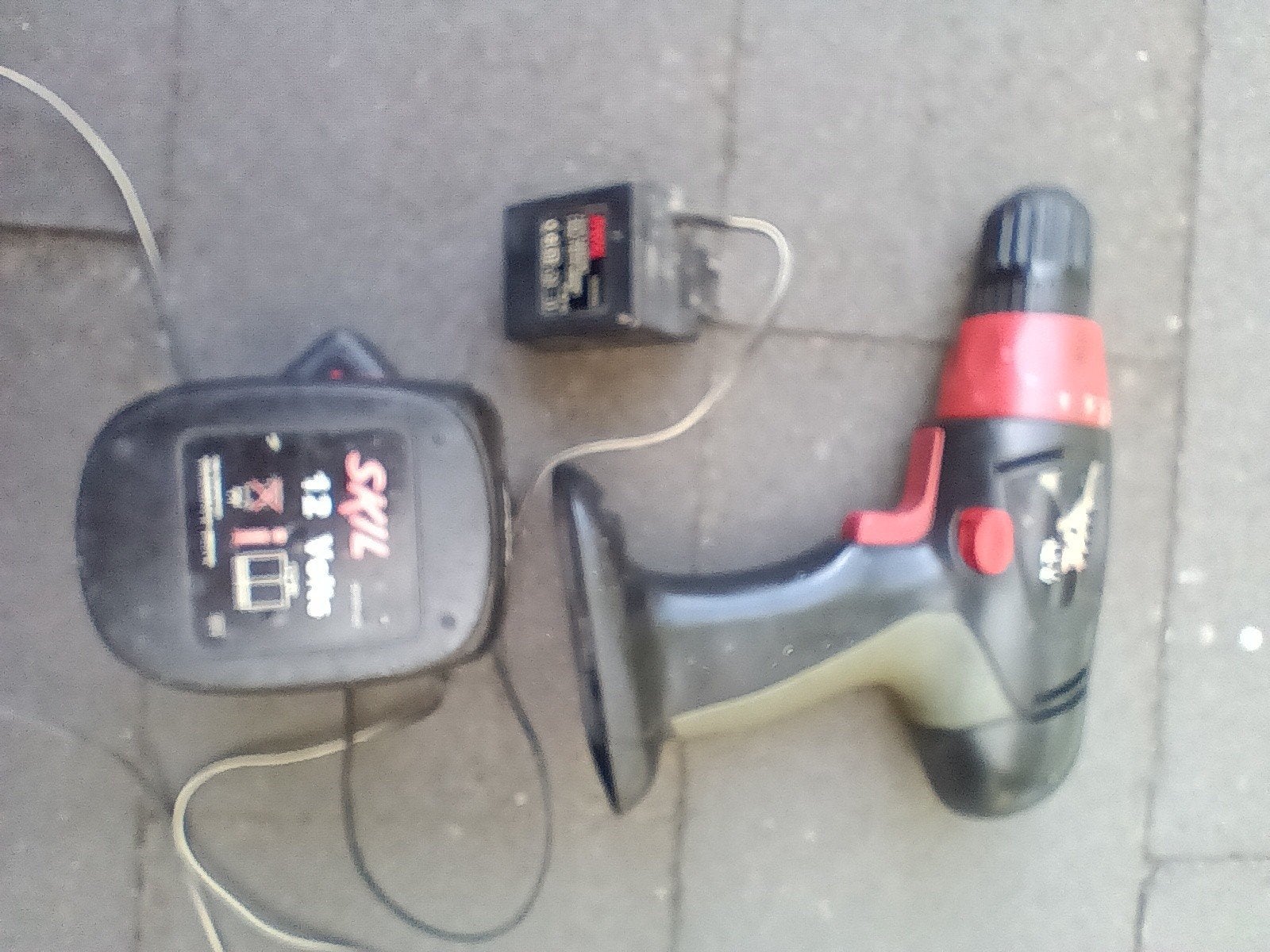 Skil Boor- en Schroefmachine met Oplader - 12 Volt, Ophalen, Gebruikt, Minder dan 400 watt, Boor- en Schroefmachine