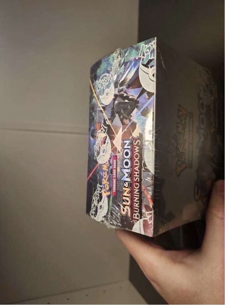 Pokemon booster box sun&moon burning shadows, Hobby en Vrije tijd, Verzamelkaartspellen | Pokémon, Ophalen of Verzenden, Nieuw