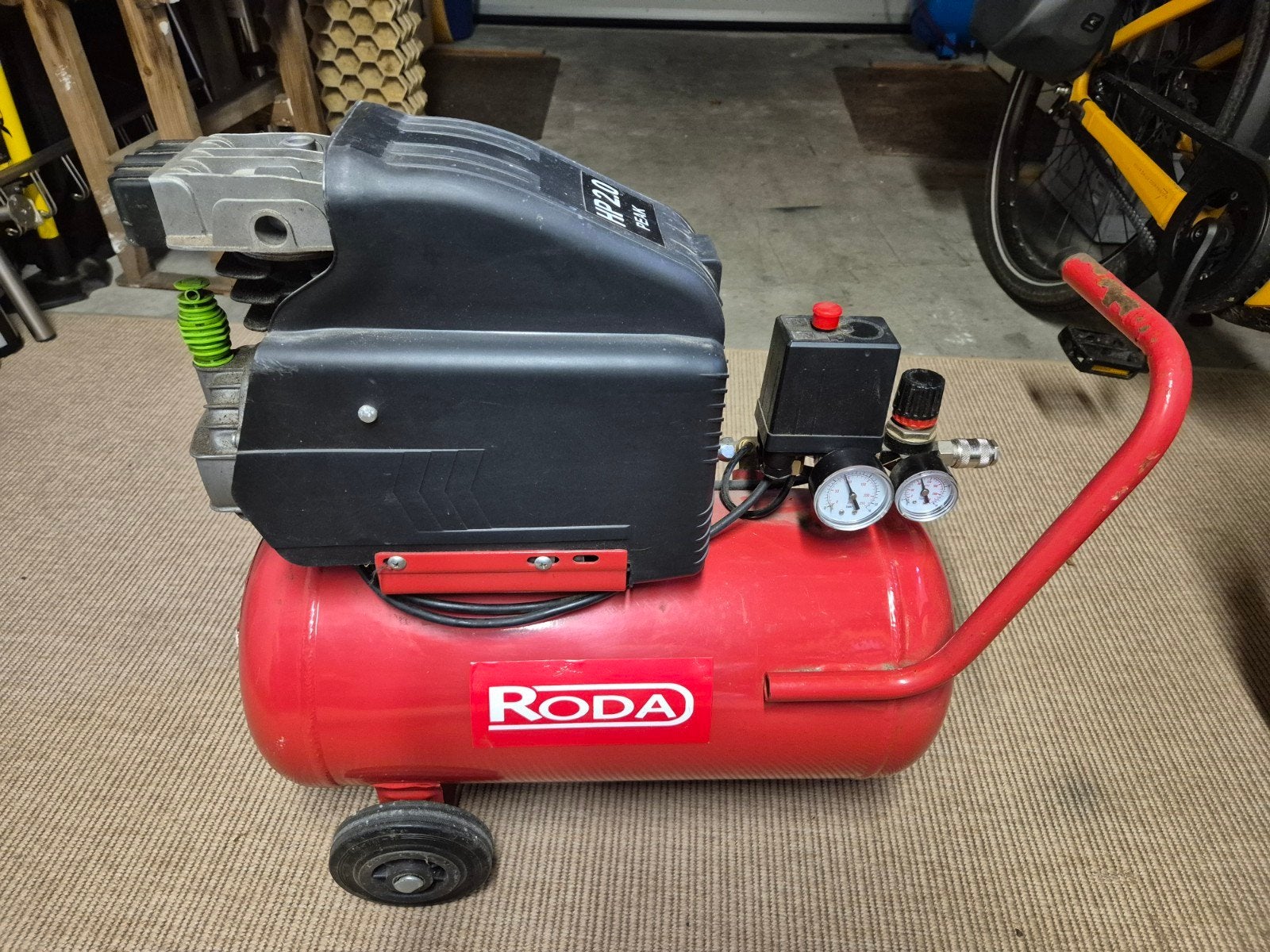 Roda Compressor 24L - 8 bar - 1500W, Ophalen, Gebruikt, 6 tot 10 bar, Minder dan 200 liter/min