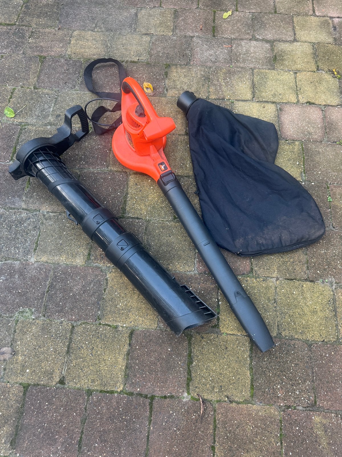 Black & Decker bladblazer/zuiger/versnipperaar, Tuin en Terras, Ophalen, Gebruikt, Met opvangzak, Handgedragen